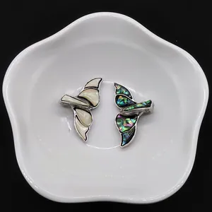 Elegante kolibrie hangers met wit parelmoer en abalone schelp in een keramische schaal