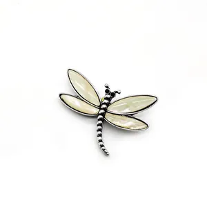 Spilla a libellula elegante in metallo argentato con inserti in conchiglia naturale