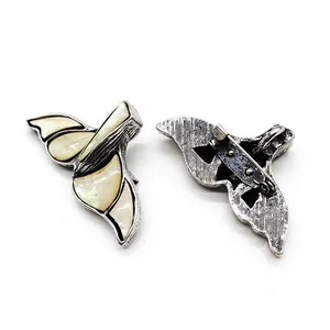 Walvisstaart broche met witte schelp in zilveren afwerking, voor- en achteraanzicht