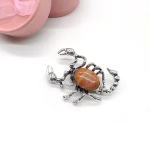Makroaufnahme einer Skorpion-Brosche aus Vintage-Silber mit einem roten Achatstein