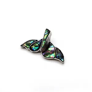 Detailopname van walvisstaart hanger met kleurrijke abalone schelp en zilveren rand