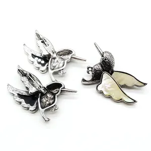 Broche colibri en argent vintage avec incrustation de nacre et détails de plumes