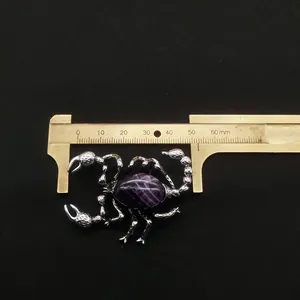 Makroaufnahme eines 40 mm großen Skorpion-Anhängers mit lilafarbenem Edelstein