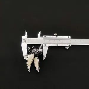 Mesure de la largeur d'une broche colibri avec un pied à coulisse de précision