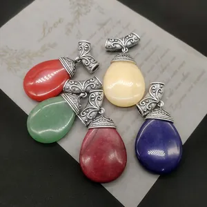 Set mit fünf bunten Tropfen-Steinanhängern mit gravierten Vintage-Silberlegierung-Verschlüssen