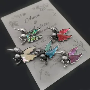 Cinq colibris avec incrustations de nacre colorée sur invitation de mariage pour cadeau
