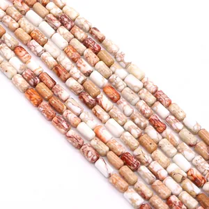 Detailopname van cilindrische synthetische turquoise kralen met marmeren textuur voor sieraden