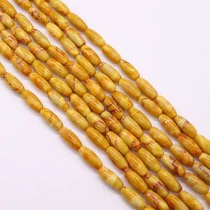 Gros plan de perles en pierre impériale en forme de riz aux textures jaune et rouge