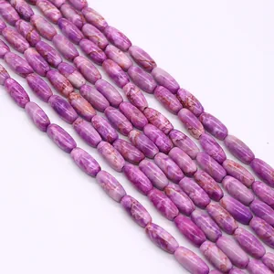 Gros plan de perles impériales ovales à texture de marbre violet pour bijoux DIY