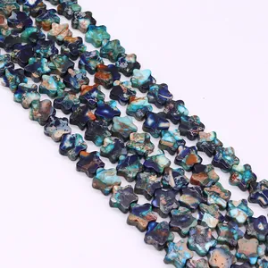 Vista macro detallada de cuentas de piedra emperador con forma de estrella para joyería DIY