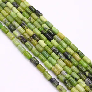 Macro-detail van cilindrische groene turquoise kralen voor DIY sieraden en handwerkprojecten