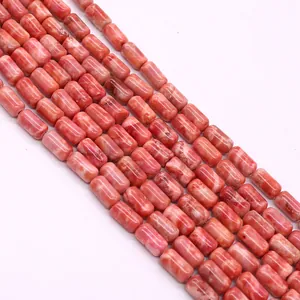 Detailweergave van cilindrische marmeren kralen voor het maken van sieraden in oranje en wit