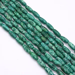 Vue macro de perles ovales en pierre d'empereur turquoise avec texture marbrée pour bijoux
