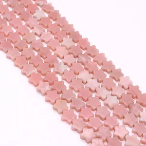 Vista macro de cuentas de piedra natural rosa en forma de estrella para hacer joyería DIY