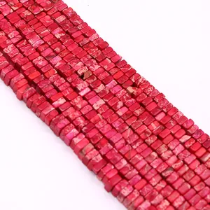 Dettaglio macro di perle quadrate in pietra imperiale rosa per la creazione di gioielli