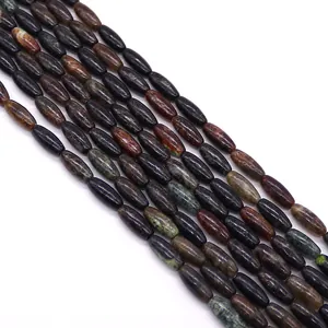 Vue macro de perles en jaspe impérial et turquoise en forme de riz pour bijoux DIY