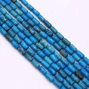 Macro-opname van blauwe keizerlijke jaspis cilinderkralen met natuurlijke textuur voor DIY