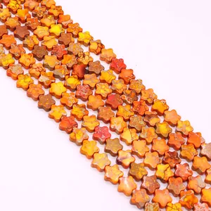 Primer plano macro de piedras naturales coloridas en forma de estrella con texturas minerales
