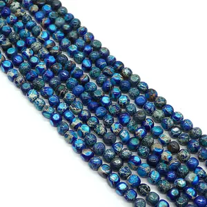 Dettaglio di perle rotonde in Diaspro Imperiale blu lucido con venature naturali