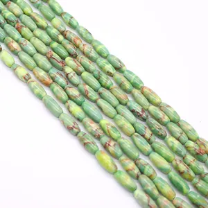 Vue macro de perles ovales en pierre impériale verte avec texture marbrée pour bijoux DIY
