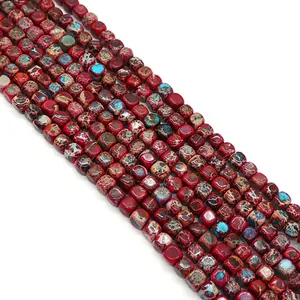 Macro di perline cubiche in pietra imperiale rossa con trame minerali multicolore naturali