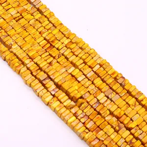Dettaglio macro di perline quadrate in diaspore giallo per creazione gioielli