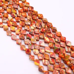 Vista macro di perle sintetiche a forma di rombo con trama naturale per la creazione di gioielli