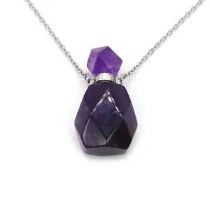 Makroaufnahme des geometrischen Amethyst-Parfümflaschen-Anhängers mit Silberkette