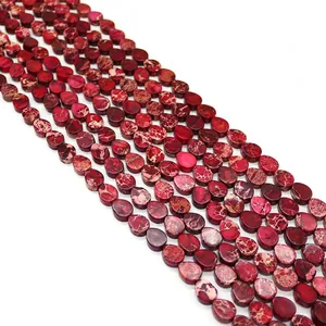 Gros plan de perles gouttes en jaspe rouge naturel avec texture pour bijoux DIY