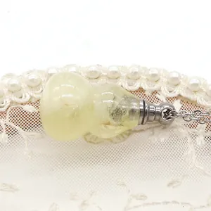 Dettaglio del pendente in pietra naturale a forma di zucca con catena d'argento