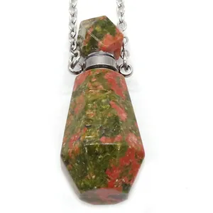Nahaufnahme der Parfümflasche aus Unakit-Naturstein mit Schliff und silberner Kette
