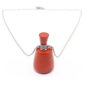 Nahaufnahme der Naturstein-Parfümflasche Halskette mit silberner Kette in Rot