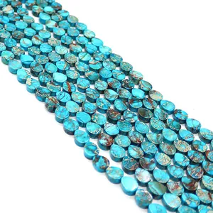 Gros plan de perles gouttes en pierre empereur turquoise pour la création de bijoux