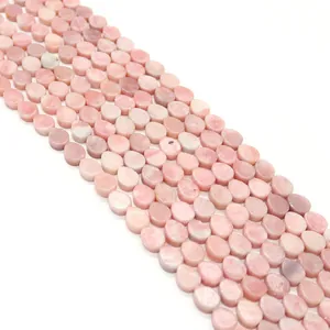 Gros plan de perles gouttes en pierre empereur rose avec texture polie naturelle