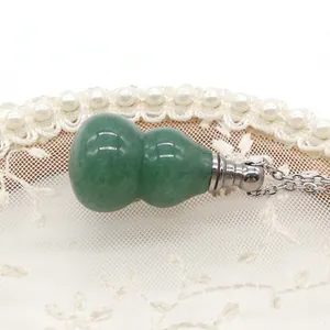 Collana con bottiglia di profumo in pietra verde naturale e catena d'argento su pizzo