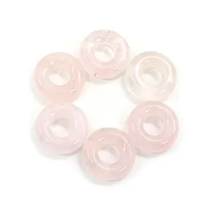 Gedetailleerd overzicht van zes rozenkwarts donut kralen voor het maken van DIY sieraden