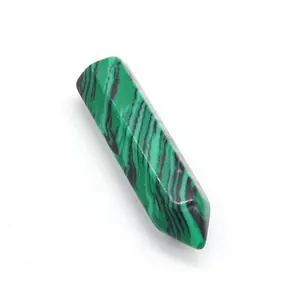 Dettaglio del cristallo di malachite con motivi a strisce verdi e nere e bordi lucidi