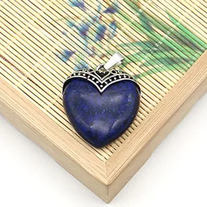 Detail van een blauwe lapis lazuli hart hanger met zilveren geometrische borgtocht
