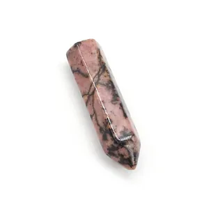 Dettaglio di una punta di cristallo esagonale in rodonite rosa con venature nere