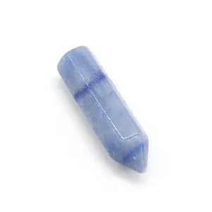 Dettaglio di un pilastro esagonale in cristallo azzurro con venature minerali scure