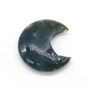 Vue macro de pierre naturelle en forme de lune avec agate mousse polie et motifs bleus
