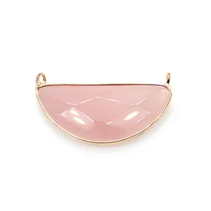 Nahaufnahme eines facettierten Halbkreis-Anhängers aus rosa Kristall mit Goldfassung