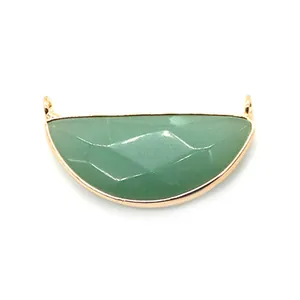 Detail eines facettierten Halbkreis-Natursteinanhängers mit Goldfassung für DIY-Schmuck