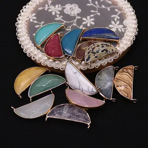 Set aus Halbmond-Natursteinanhängern mit vergoldeten Kanten und Doppelösen für DIY-Schmuck