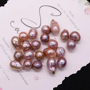 Collezione di perle barocche Edison viola su un elegante sfondo di carta da lettere bianco