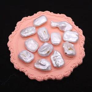 Perle d'acqua dolce barocche naturali in forme irregolari su vassoio rosa vintage