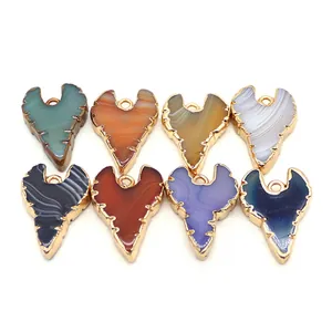 Set de ocho colgantes de ágata natural en forma de corazón con elegantes bordes dorados