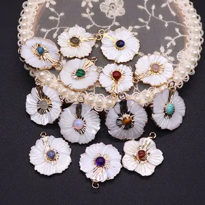 Pendentifs en nacre en forme de fleur avec pierres naturelles et bordure dorée