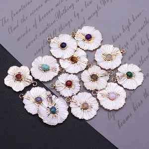 Pendentifs fleur en nacre naturelle avec perles de pierres et plaqué or