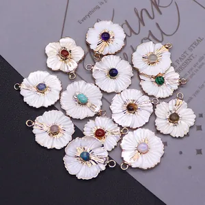 Pendentif en forme de fleur avec pétales en coquillage blanc et centre en pierres naturelles